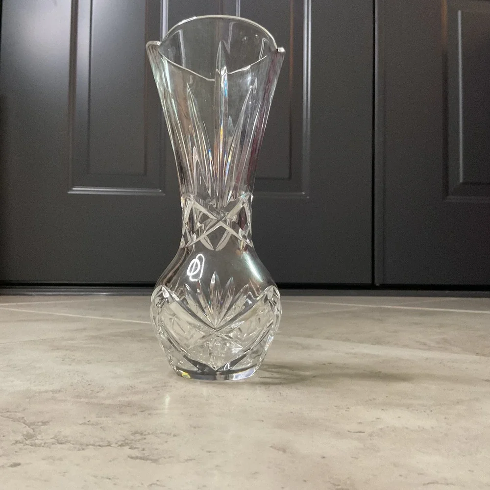 Vintage Clear Cut Crystal Bud Vase Starburst Diamond Pattern Scalloped Rim 8